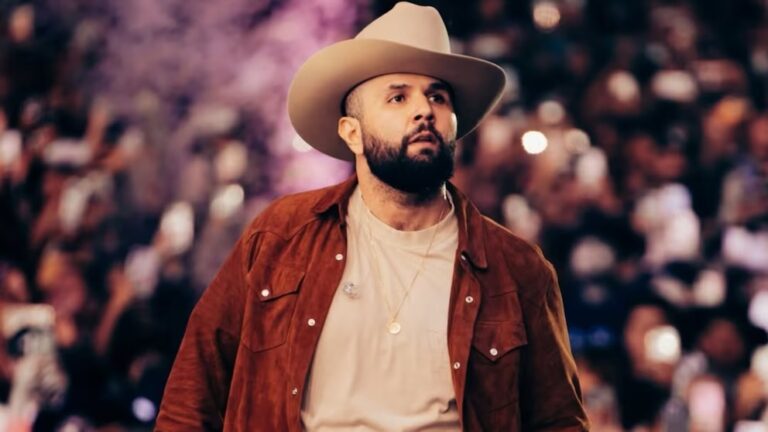 Carín León vive momento bochornoso en Supernova: Génesis 2026 tras fallas técnicas