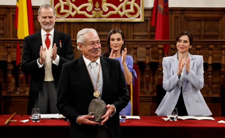 Gonzalo Celorio recibe el Premio Cervantes 2025 de manos de los reyes de España