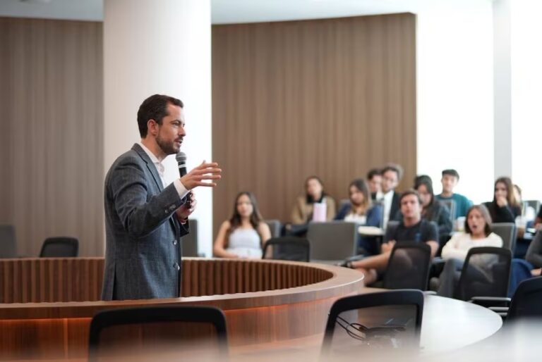 Paul Ospital cuestiona sobrecosto del tren México-Querétaro: «Es el presupuesto de un año»