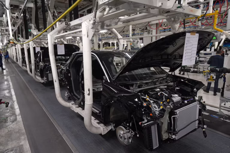 Donald Trump exige 50% de componentes de EE. UU. en autos para mantener beneficios del T-MEC