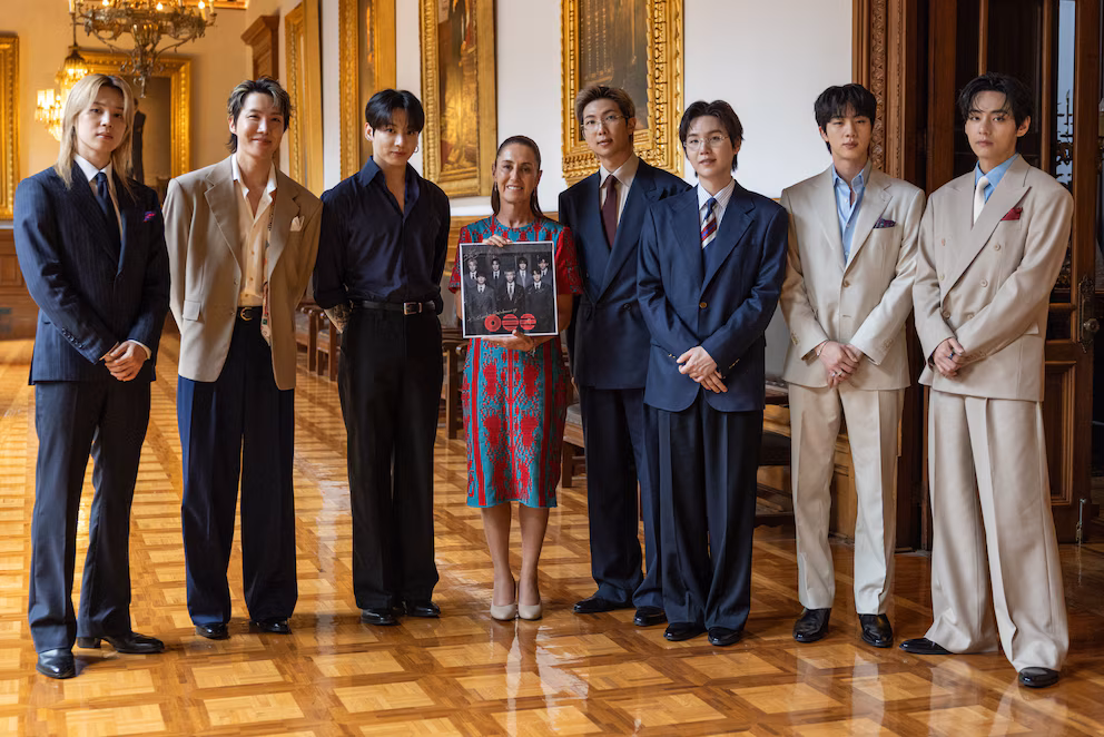 Claudia Sheinbaum y BTS saludan a 50 mil fans desde el balcón de Palacio Nacional