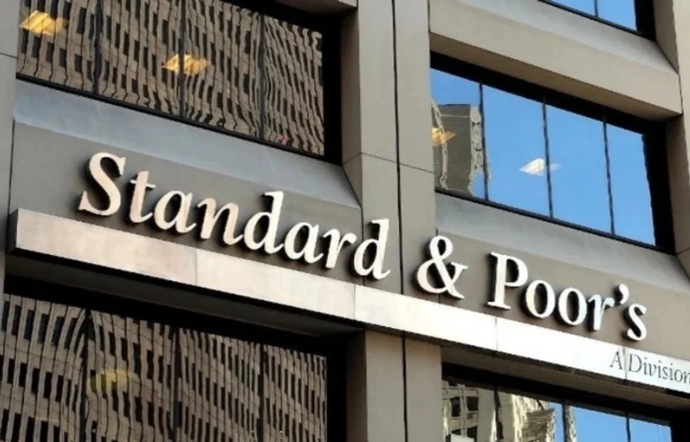S&P cambia a «negativa» la perspectiva de Pemex, CFE, estados y bancos