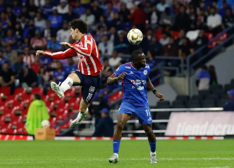 Cruz Azul y Chivas empatan en un polémico cierre del Estadio Azteca previo al Mundial
