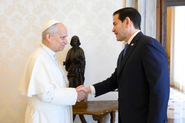 Marco Rubio busca limar asperezas con el papa León XIV tras tensiones con Donald Trump