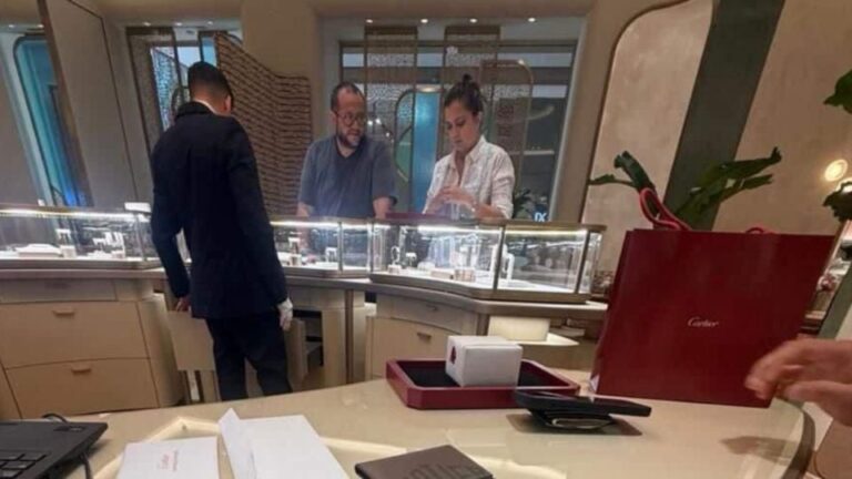 Captan a José Ramón López Beltrán en joyería Cartier de Cancún