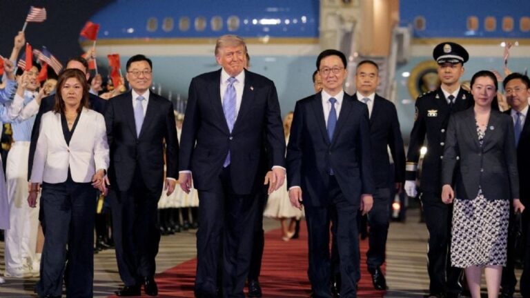 Donald Trump aterriza en China para visita de Estado; busca acuerdos comerciales y tecnológicos