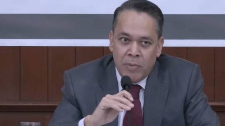 Enrique Díaz Vega, exsecretario de Finanzas de Sinaloa, se entrega en EE. UU. por presuntos nexos con Los Chapitos