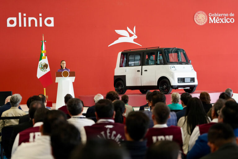 Claudia Sheinbaum presenta el prototipo de «Olinia 1», el primer minivehículo eléctrico 100% mexicano