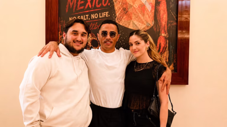 Hijo menor del expresidente López Obrador genera controversia tras asistir a inauguración de restaurante de lujo en CDMX
