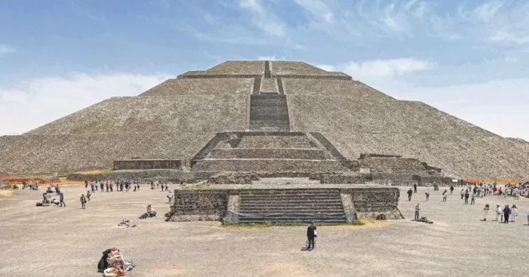 Zona Arqueológica de Teotihuacán estrena renovación y exhibe pelota de hule olmeca de hace más de 3 mil años