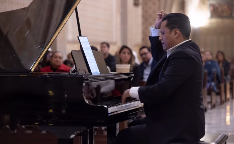 Pianista Vladimir Curiel regresa a los escenarios en Querétaro con concierto con causa tras luchar contra el cáncer
