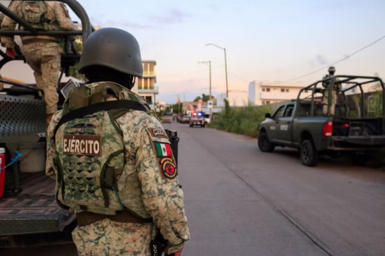 Cártel de Sinaloa ataca con drones explosivos a militares y policías en Escuinapa