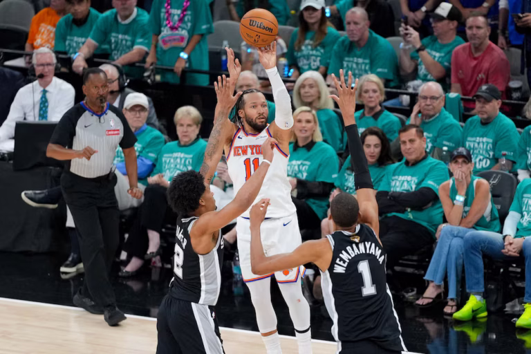 New York Knicks vencen a San Antonio Spurs en juego 1 de Finales de la NBA: Jalen Brunson brilla y fanático invade la cancha