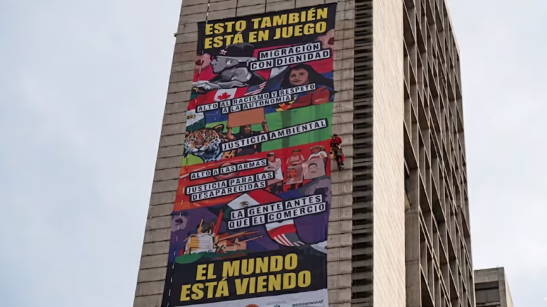Greenpeace despliega lona en la Estela de Luz a días del Mundial: “Esto también está en juego”