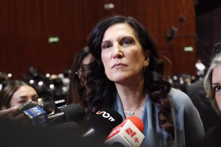 Kenia López Rabadán culpa a política de AMLO por crisis con EE. UU. y le exige dejar gobernar a Claudia Sheinbaum