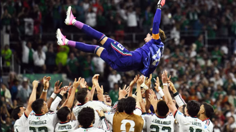 Guillermo Ochoa hace historia y se despide de las Copas del Mundo ante un Estadio Azteca volcado en ovaciones