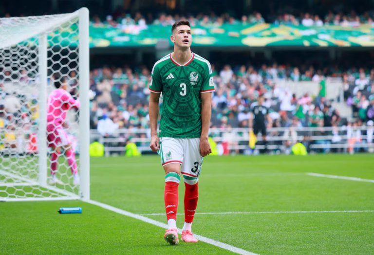 César Montes se perderá un partido en el Mundial 2026 tras expulsión ante Sudáfrica