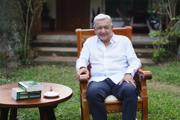 Andrés Manuel López Obrador acusa a EE. UU. de tramar plan para debilitar a Morena y respalda a Claudia Sheinbaum