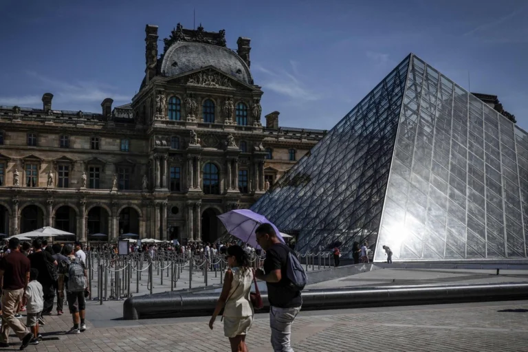 El Museo del Louvre está al límite; exigen millonaria inversión tras histórico robo de joyas