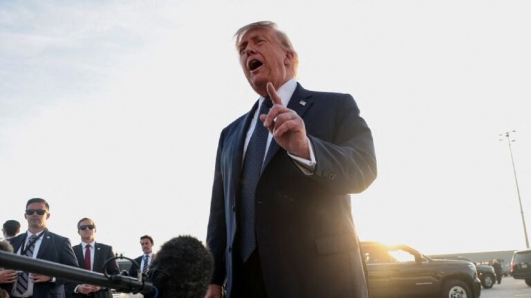 Trump pone en duda el T-MEC desde París, pero no descarta firmar su renovación