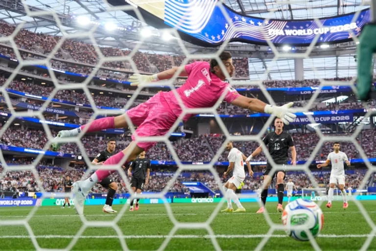 Irán remonta dos veces y rescata empate ante Nueva Zelanda en su debut mundialista