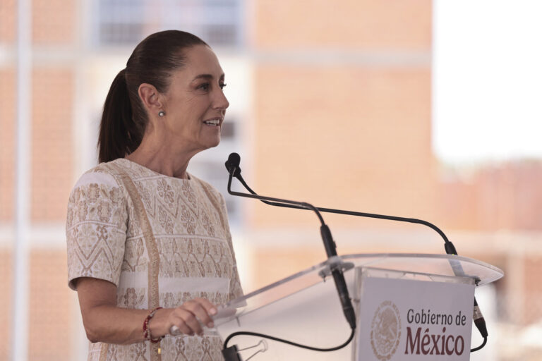 Claudia Sheinbaum anuncia liberación de moscas estériles en dos semanas para combatir el gusano barrenador