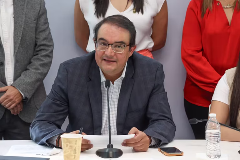 Guillermo Vega Guerrero aclara que la ley electoral no garantiza la reelección automática de funcionarios