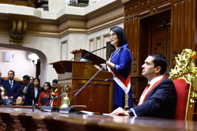 Keiko Fujimori asume la presidencia del Perú y anuncia aumento de sueldo mínimo, reforma de pensiones y plan de seguridad