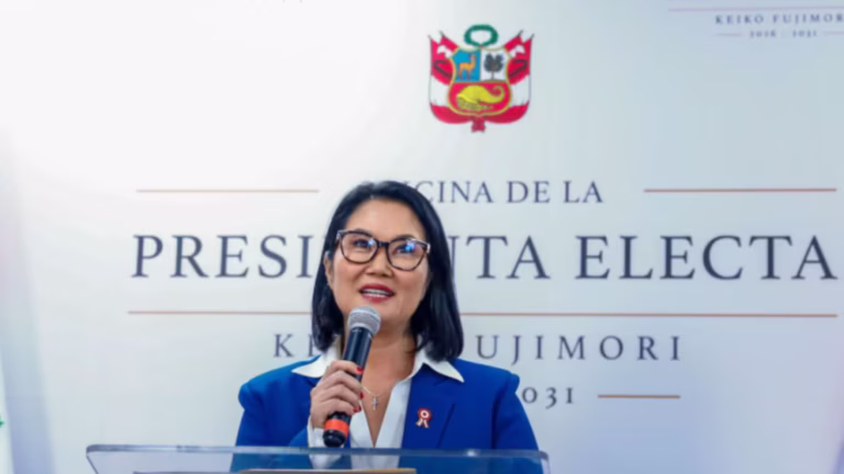 Keiko Fujimori asume la presidencia de Perú 26 años después de la caída de su padre