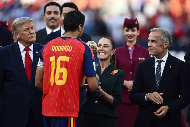 Claudia Sheinbaum entrega el Balón de Oro a Rodri en la final del Mundial 2026 junto a Donald Trump