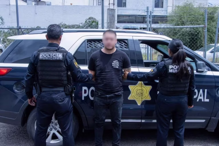 Detienen a hombre con un cocodrilo y un tejón mexicano en Querétaro