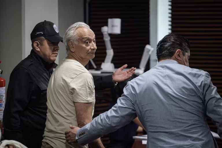 Ordenan liberación inmediata del exdirector de Pemex, Víctor Rodríguez Padilla