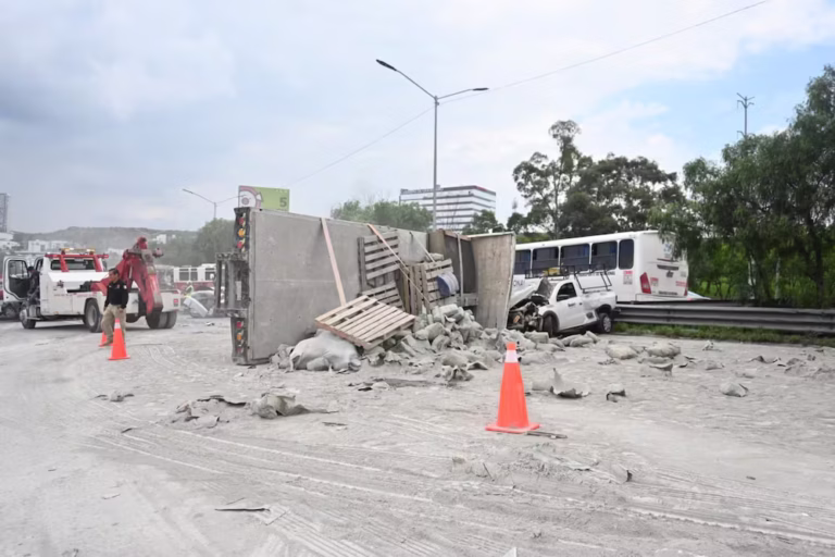 Camión con Cemento Provoca Carambola de 13 Vehículos en la Carretera 57 en Querétaro
