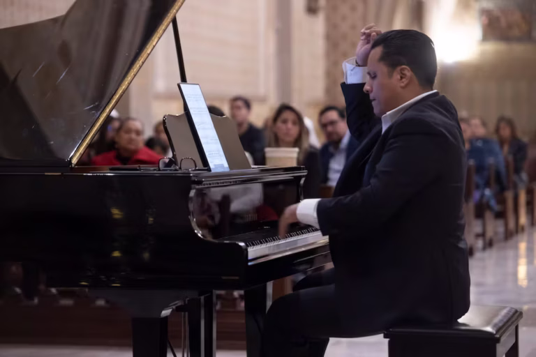 La OFEQ recibe una vez más al pianista Vladimir Curiel en el Teatro Metropolitano