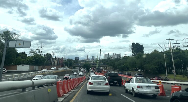 Avenida Bernardo Quintana opera con 5 carriles por obras del Tren México–Querétaro