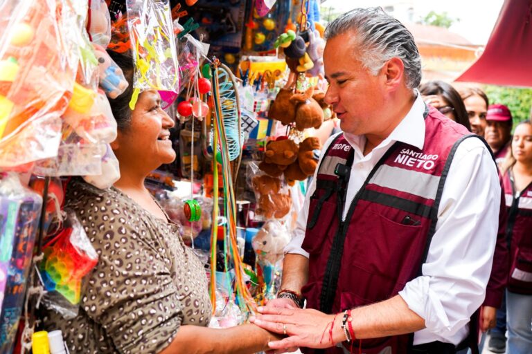 Santiago Nieto recorre mercados de Tequisquiapan y recoge demandas de comerciantes y transportistas