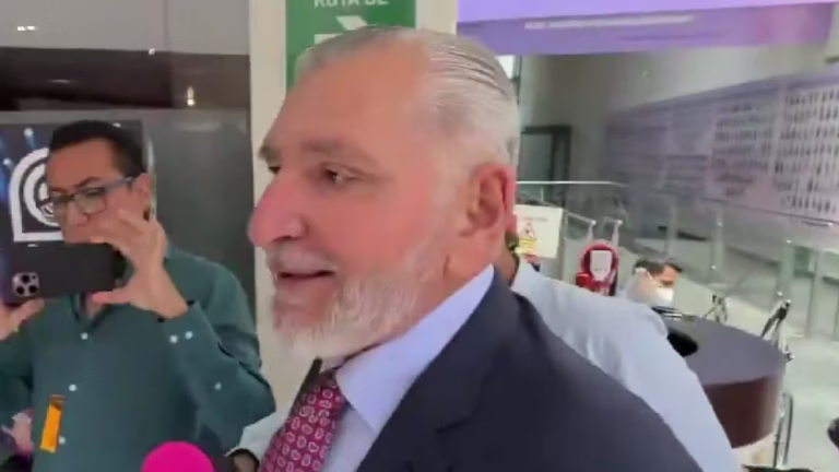 Adán Augusto López reaparece en el Senado y evita responder sobre su visa de EE. UU. y su futuro político