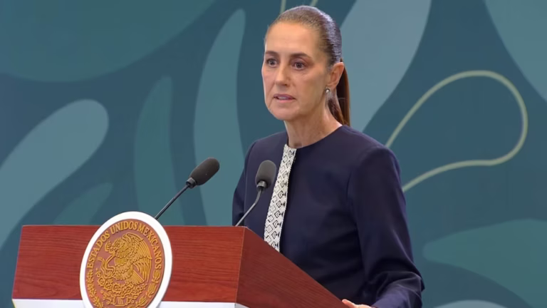 Claudia Sheinbaum evita debate con Stephen Miller sobre señalamientos de control de cárteles en México
