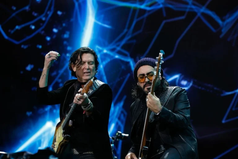 Caifanes abarrota el Estadio GNP Seguros ante 65 mil personas bajo la lluvia en la Ciudad de México