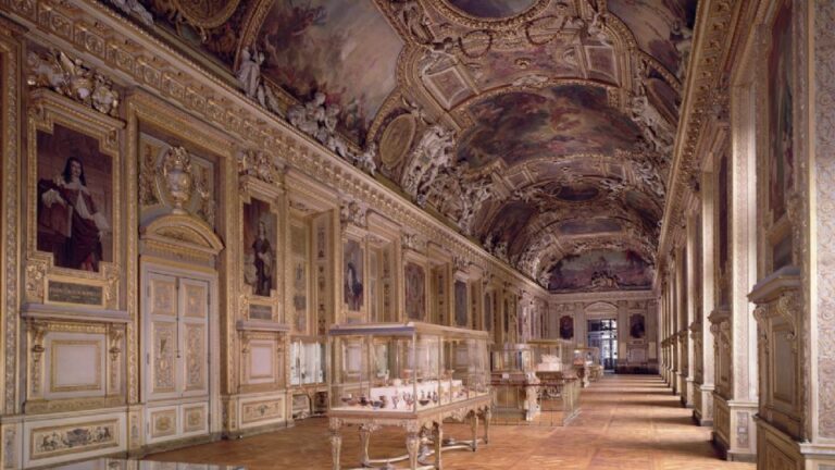 El Louvre reabre este miércoles la Galería Apolo pero sin joyas; resaltarán los murales de la sala del robo