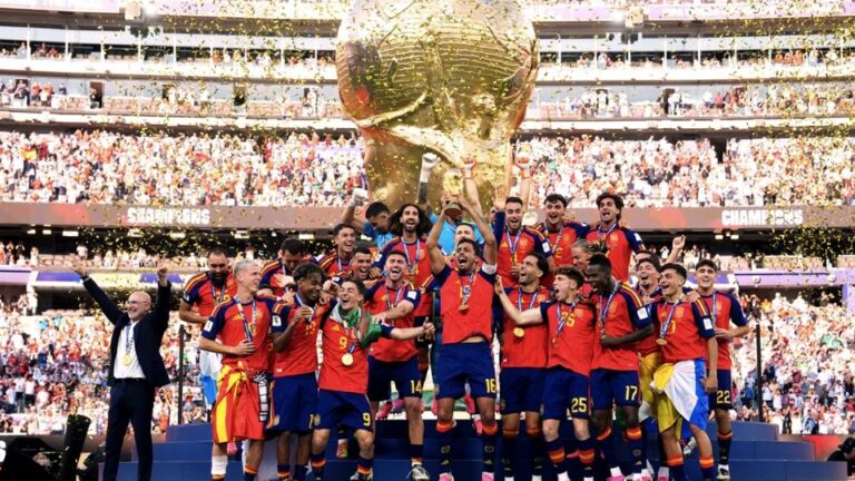 España edita la foto histórica de la Copa del Mundo para eliminar a Donald Trump tras su negativa a dejar el estrado