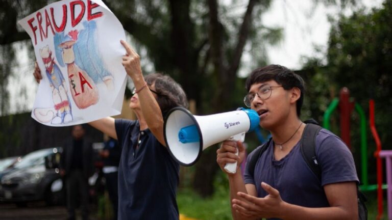 Análisis matemático revela un comportamiento estadístico atípico en los resultados del examen de admisión en línea de la UNAM para Medicina en 2026.