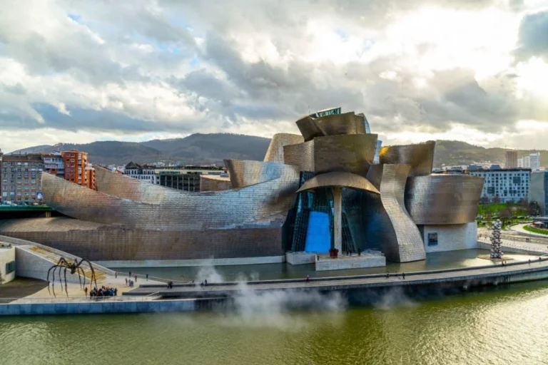 El Museo Guggenheim Bilbao compite por ser una de las 7 Maravillas Contemporáneas del Mundo