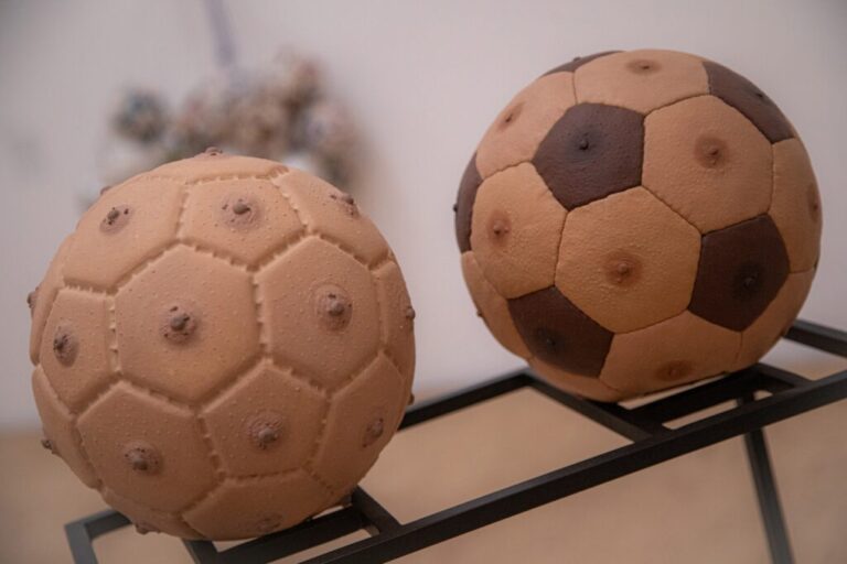 La exposición «Objetos de leyenda» en el Museo Jumex exhibe reliquias históricas de la evolución del futbol mundial
