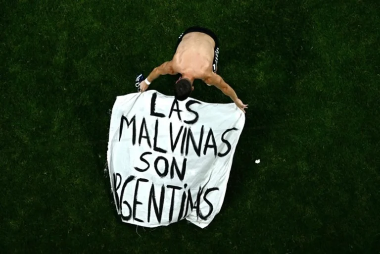 Reino Unido insta a la FIFA a investigar a Argentina por pancarta sobre las Malvinas en el Mundial 2026