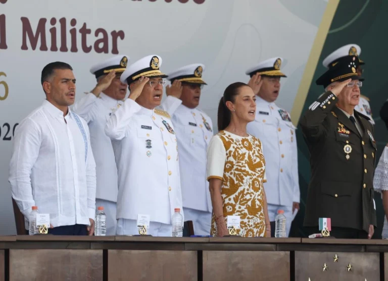 Sheinbaum encabeza graduación de 211 guardiamarinas en la Heroica Escuela Naval Militar