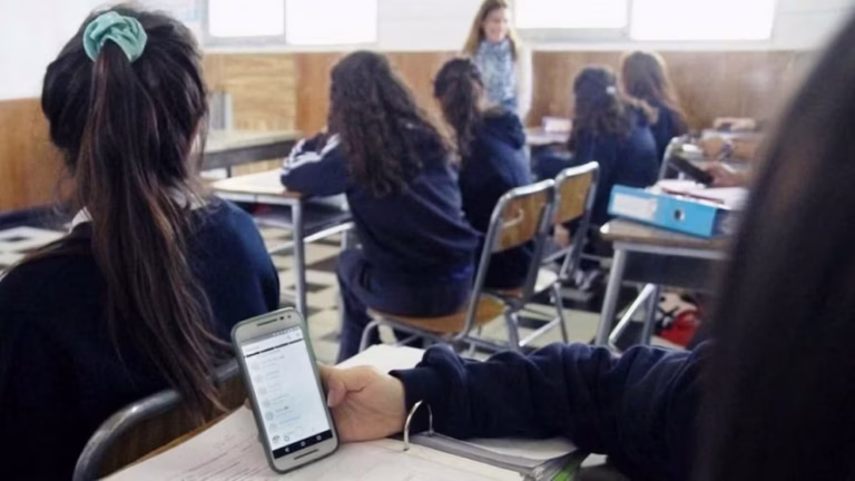 SEP consultará a docentes sobre el uso de teléfonos celulares en escuelas del país