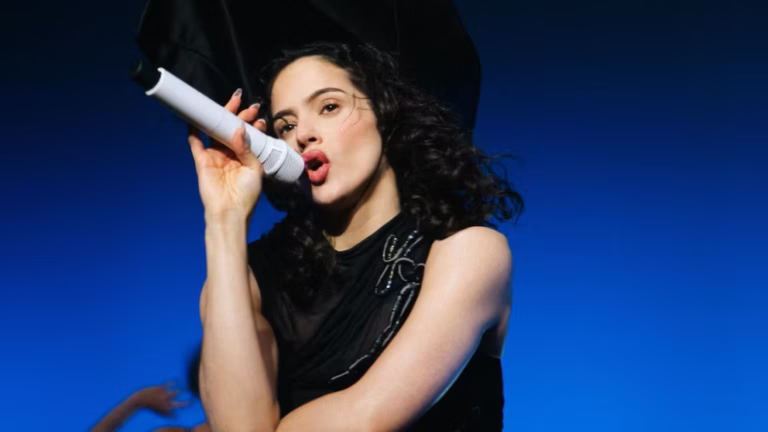 Rosalía abarrota el Palacio de los Deportes e invita a Kenia Os al escenario en la CDMX