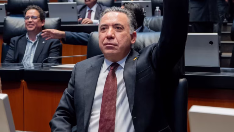Enrique Inzunza deja la bancada de Morena en el Senado tras investigación de EE. UU.