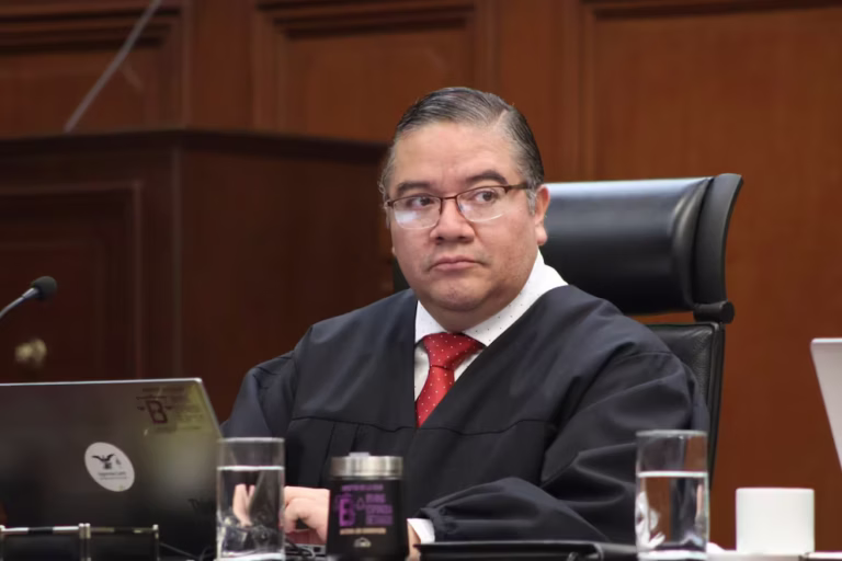 El ministro Irving Espinosa Betanzo vota en contra de restituir el seguro de gastos médicos mayores en la SCJN